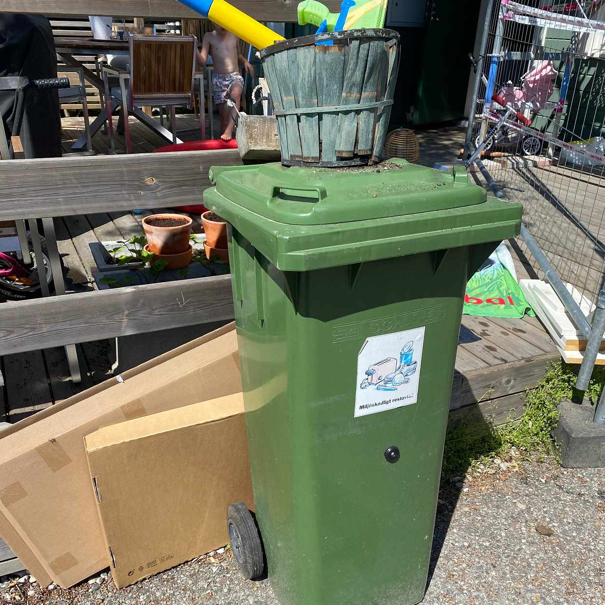 image of Diverse skräp och sopkärl - Huddinge