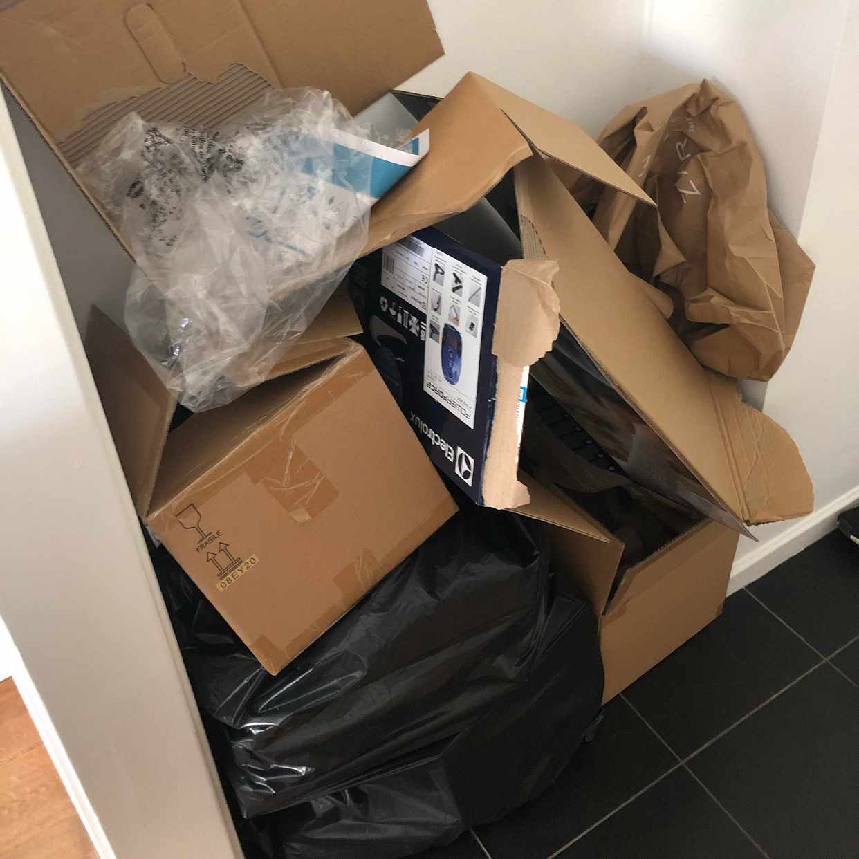 image of Kartonger och en soppåse - Stockholm