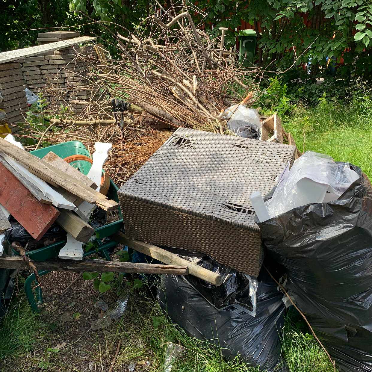 image of Slänga 3 högar med skräp. - Vendelsö