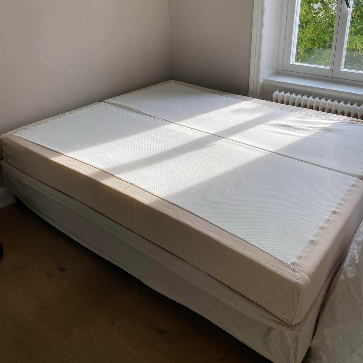 image of Säng, soffa, bord - 