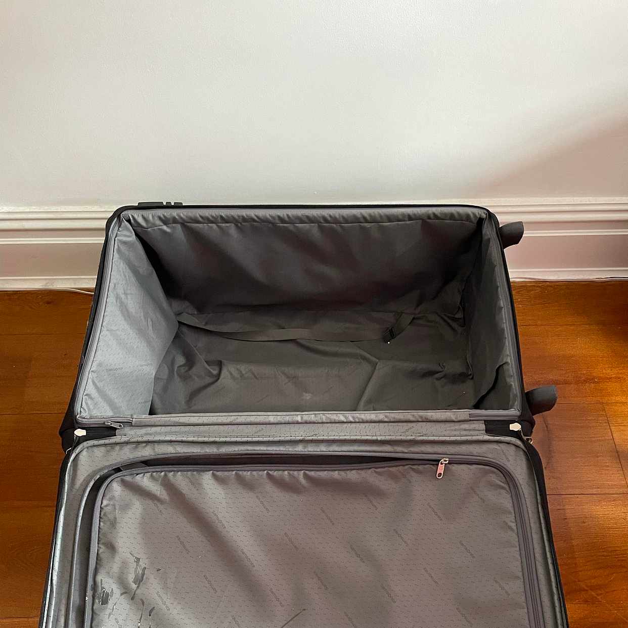 image of Samsonite large suitcase - Surbiton