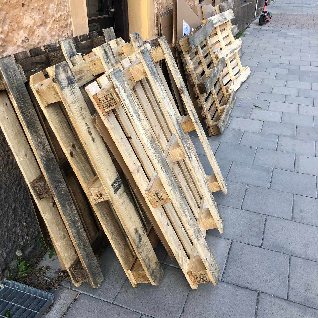 image of 6 pallar + kartong - Stockholm