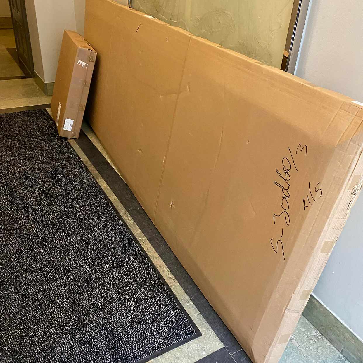 image of En kartong att bära upp - 