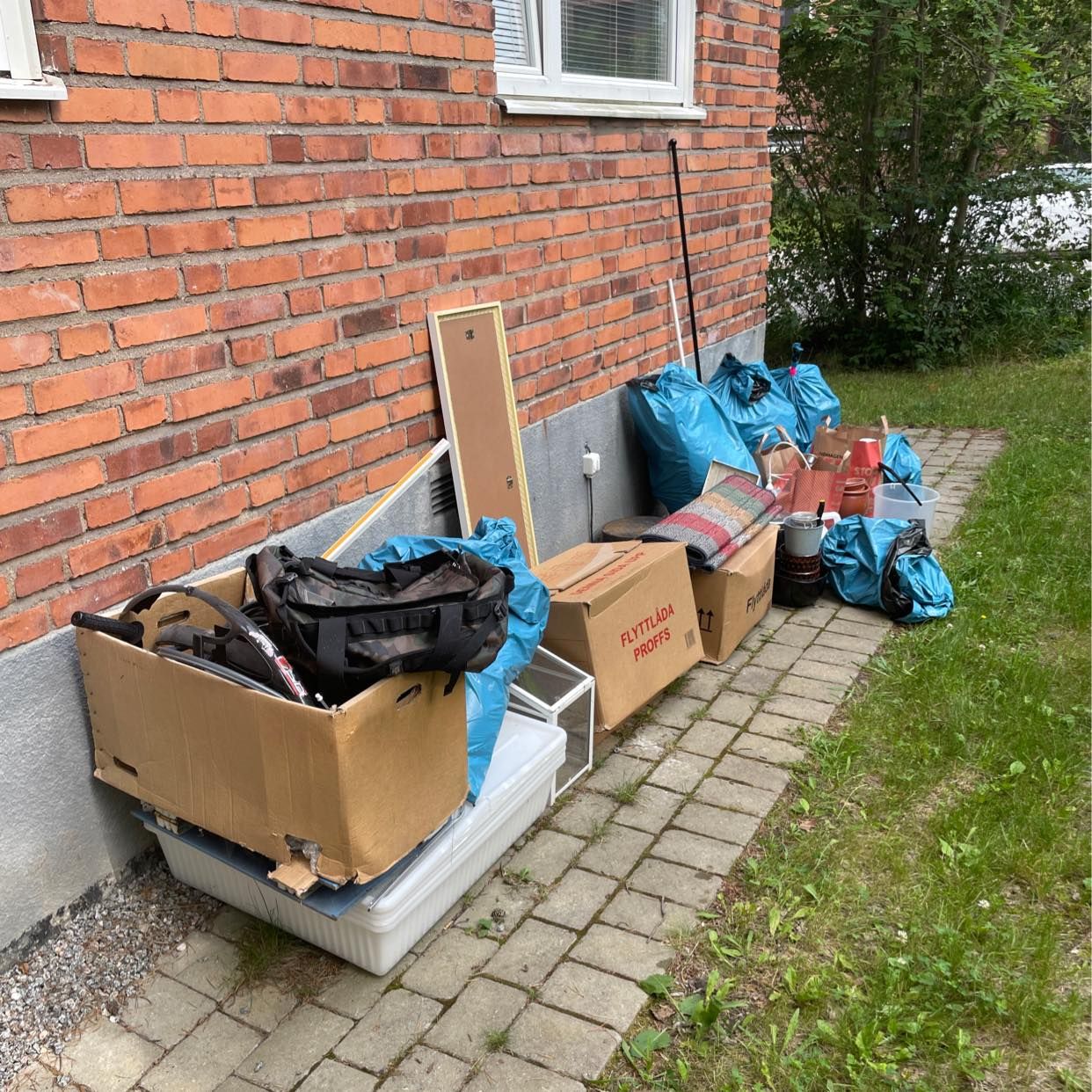 image of Slänga skräp på återvinni - Bromma