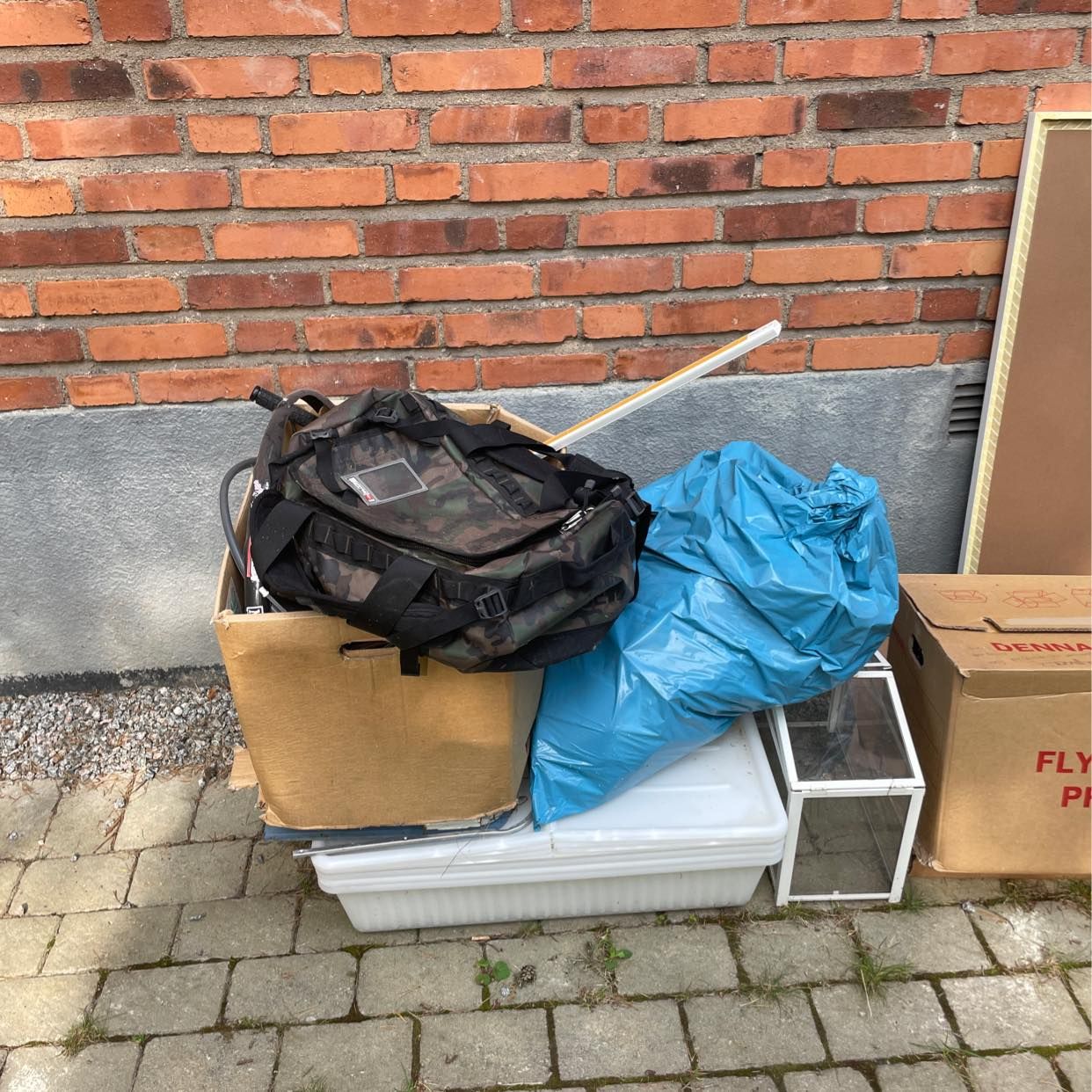 image of Slänga skräp på återvinni - Bromma