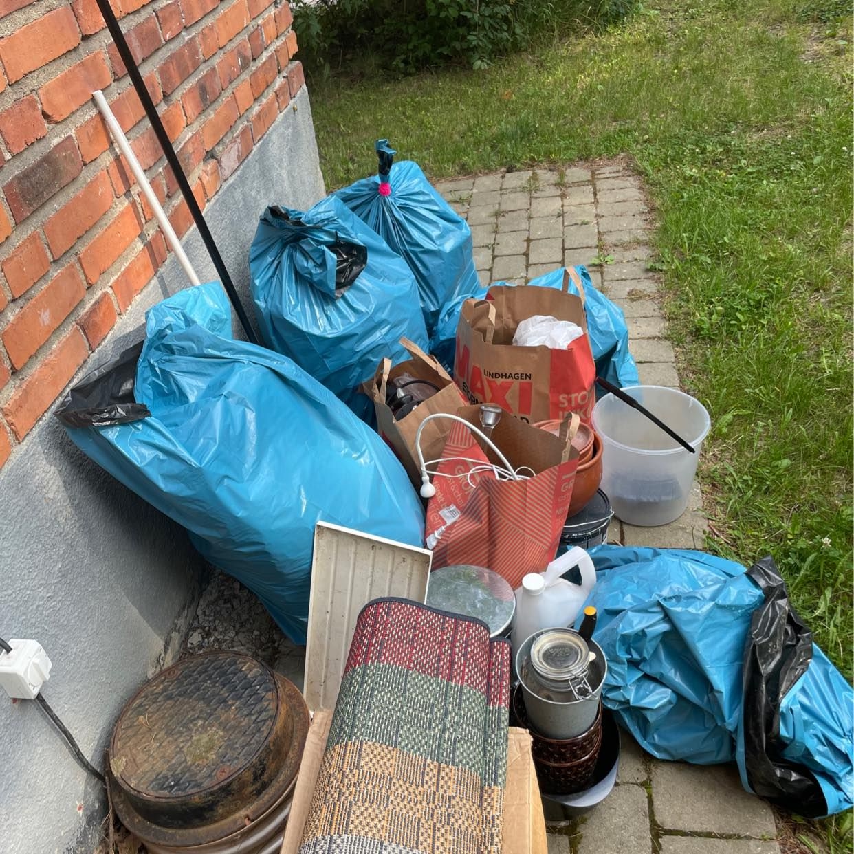 image of Slänga skräp på återvinni - Bromma
