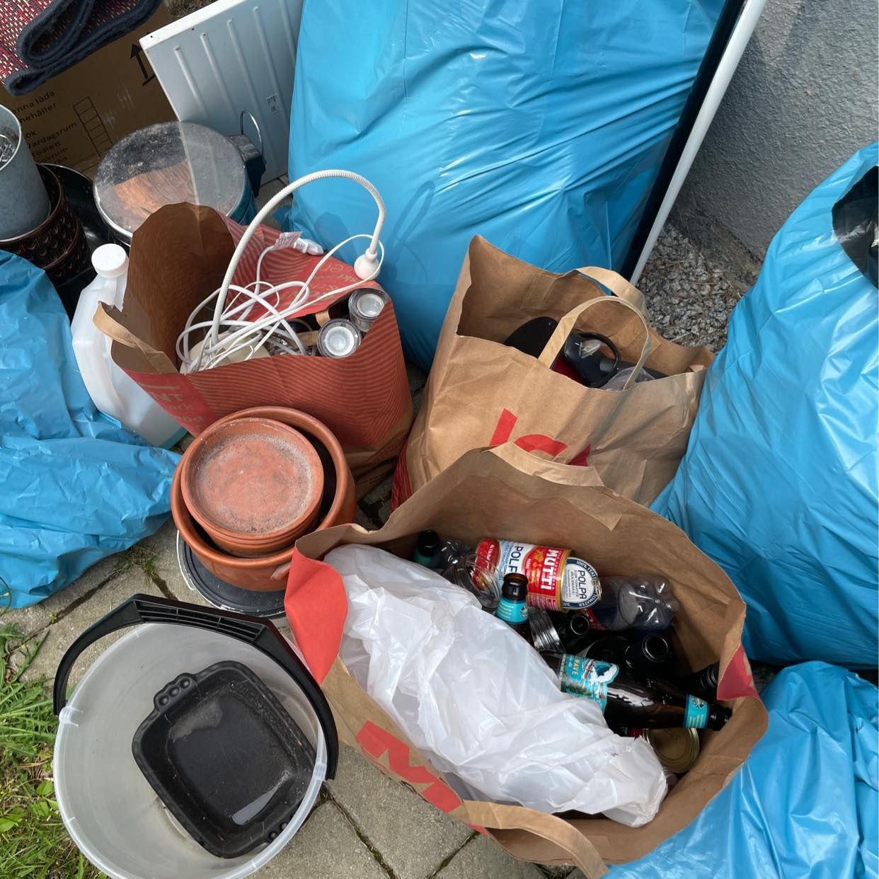 image of Slänga skräp på återvinni - Bromma