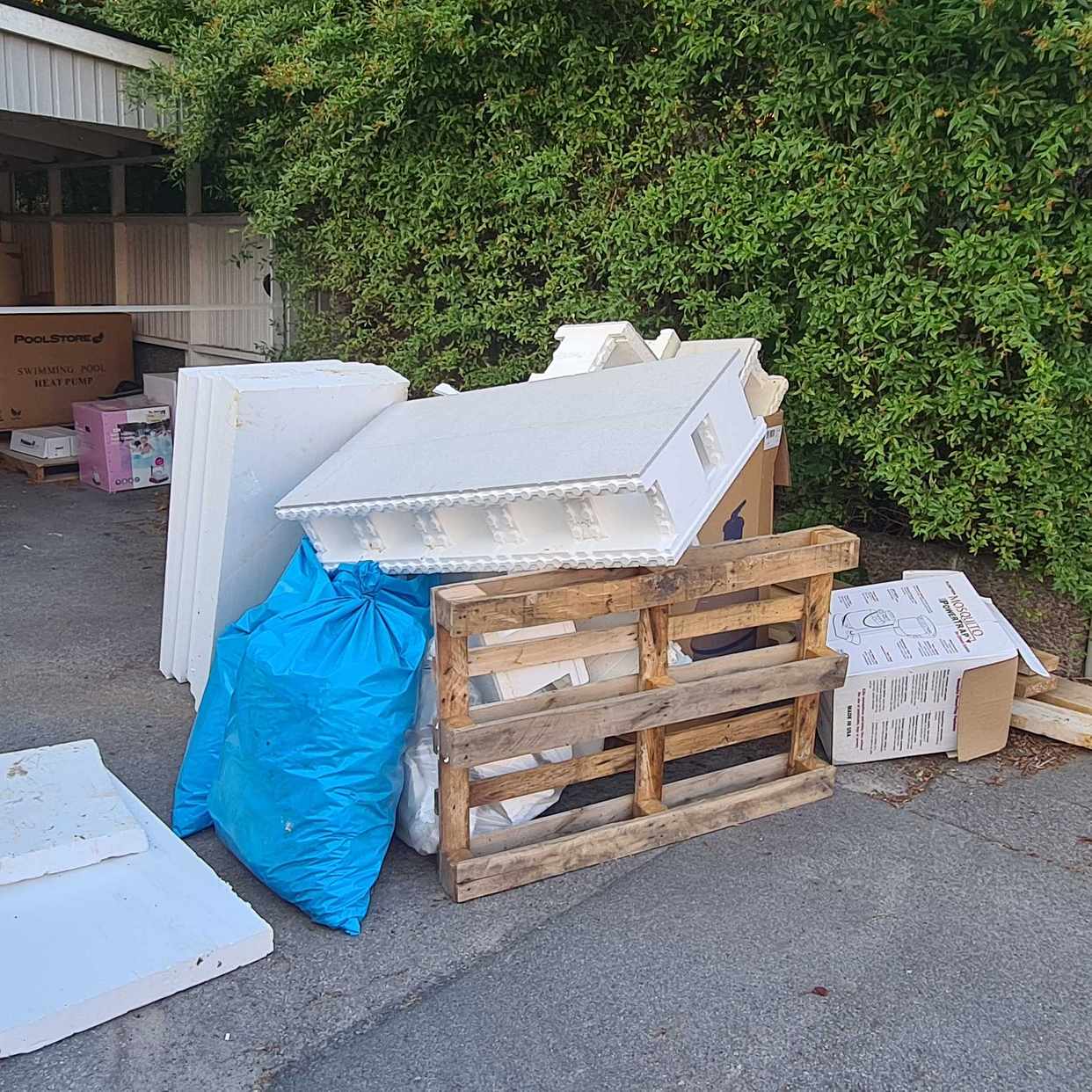 image of Skräp att slänga på ÅVC - Bromma