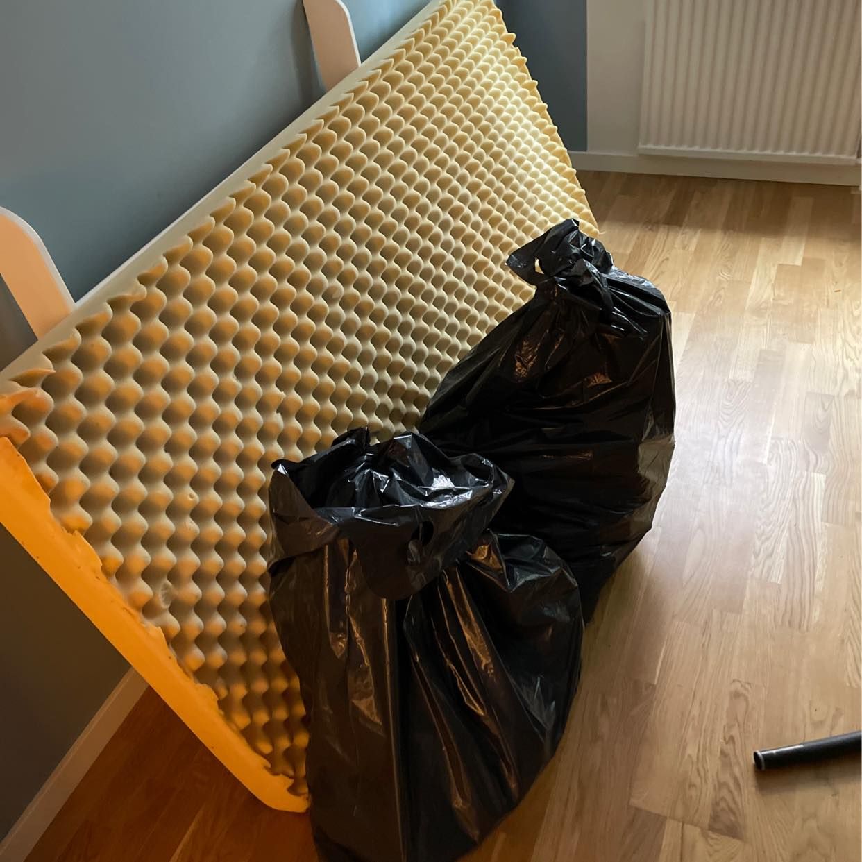 image of Gammal säng och tillbehör - Solna