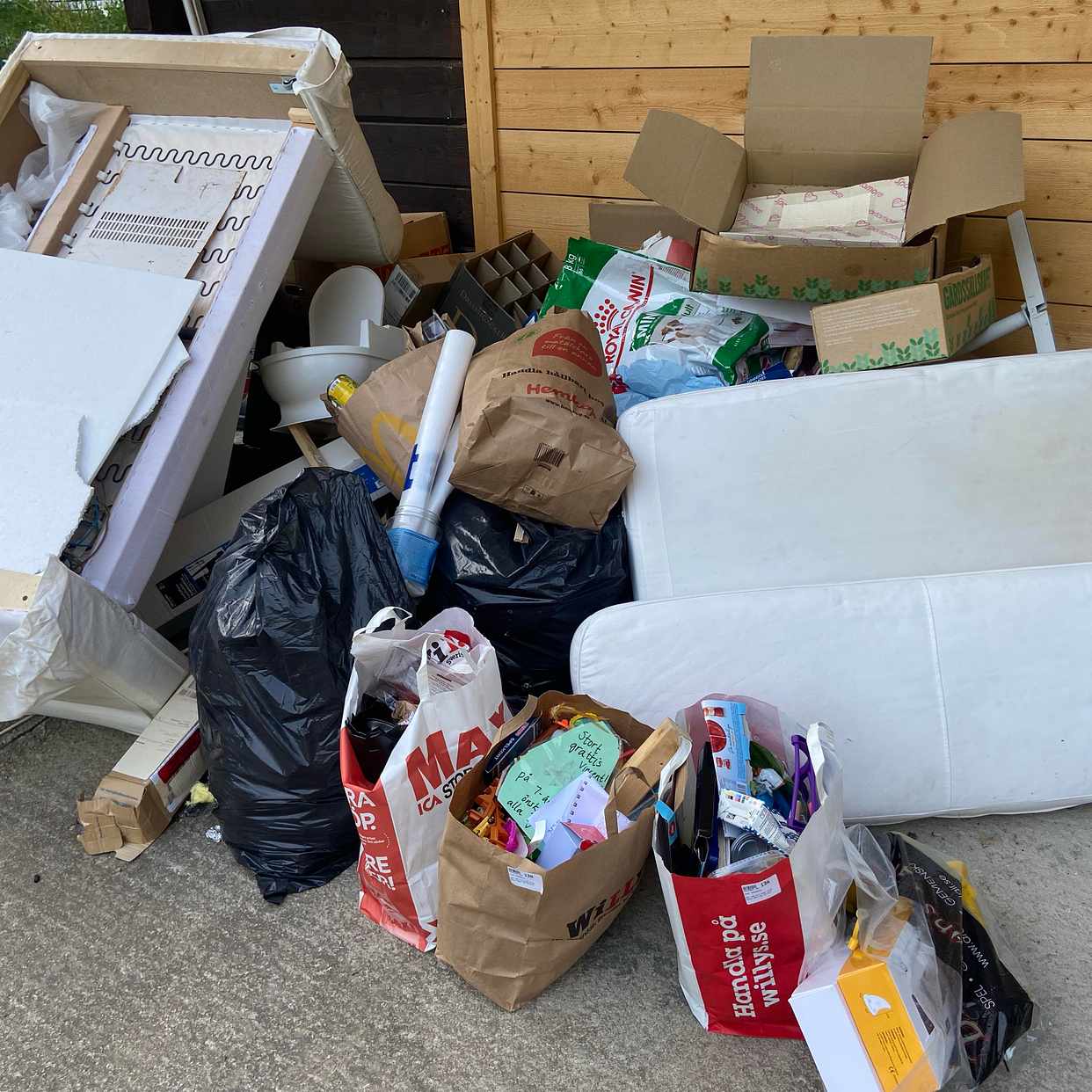 image of Skräp och en gammal soffa - Vendelsö