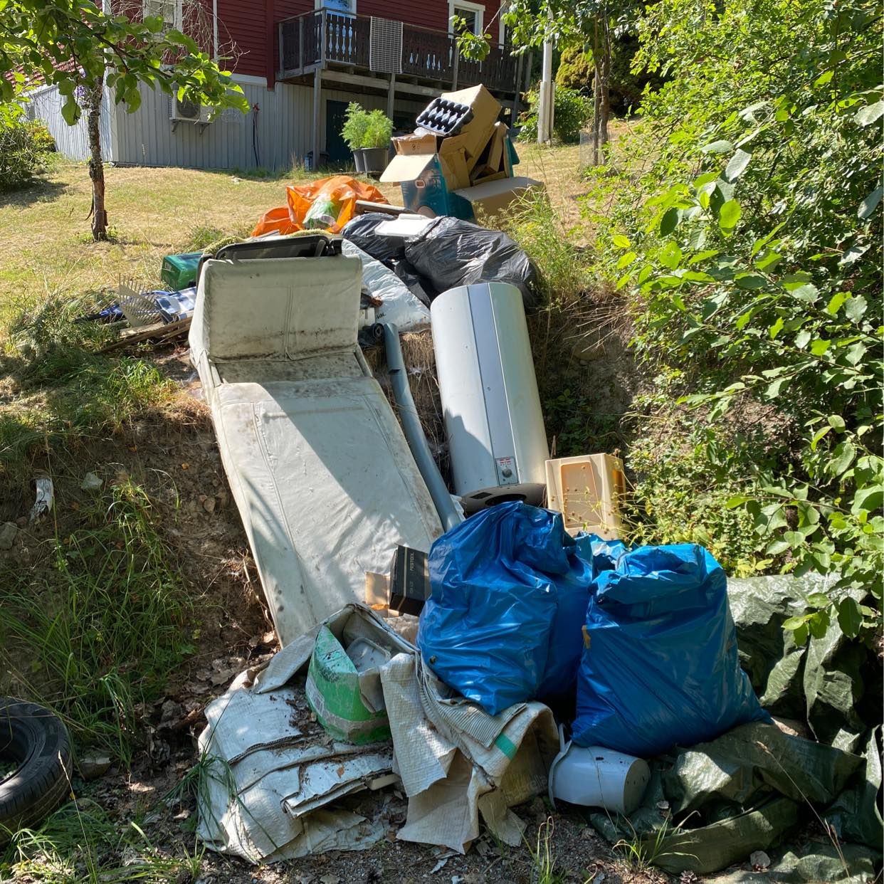 image of Diverse skräp kastas! - Munsö