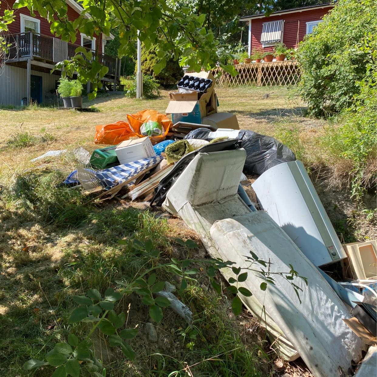 image of Diverse skräp kastas! - Munsö