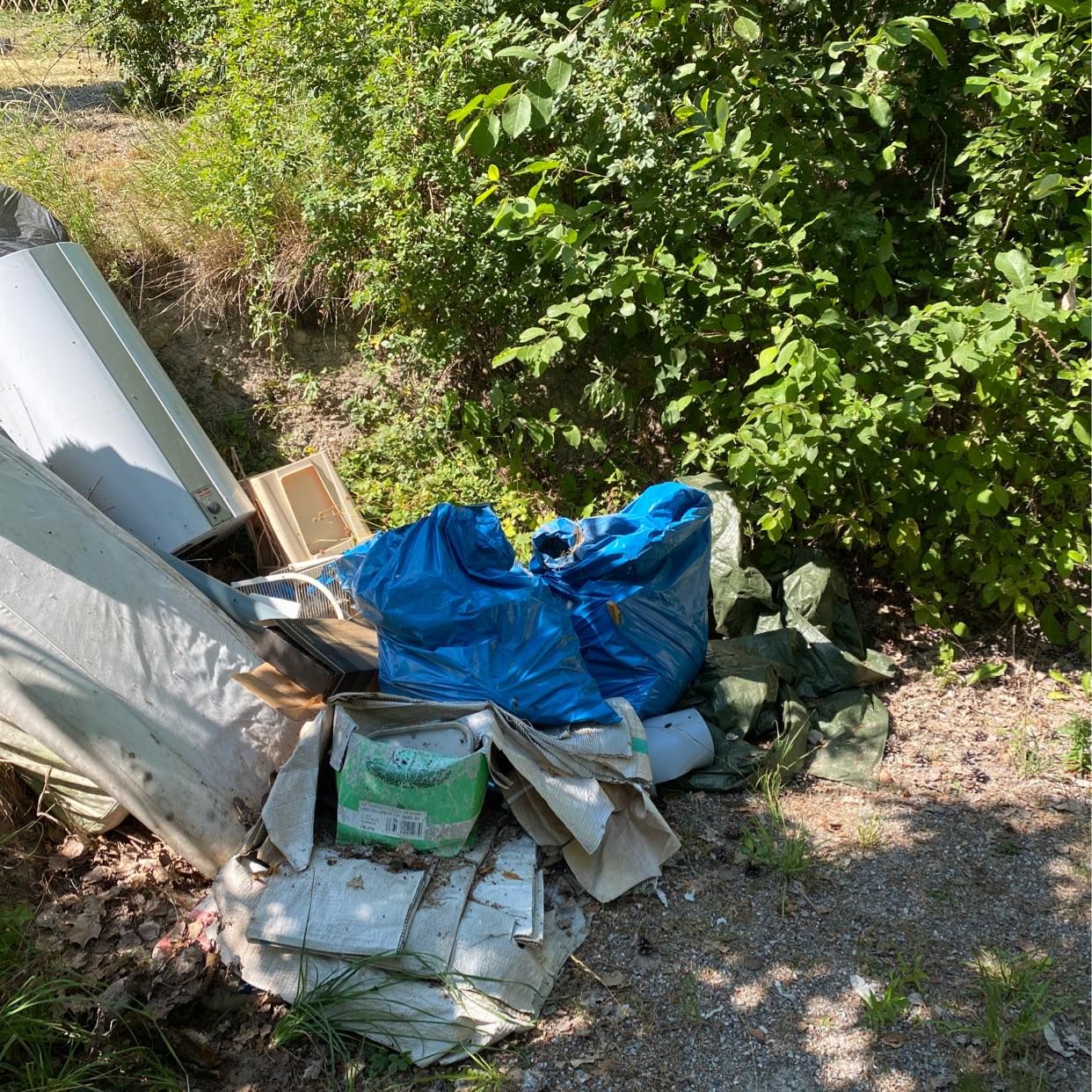 image of Diverse skräp kastas! - Munsö