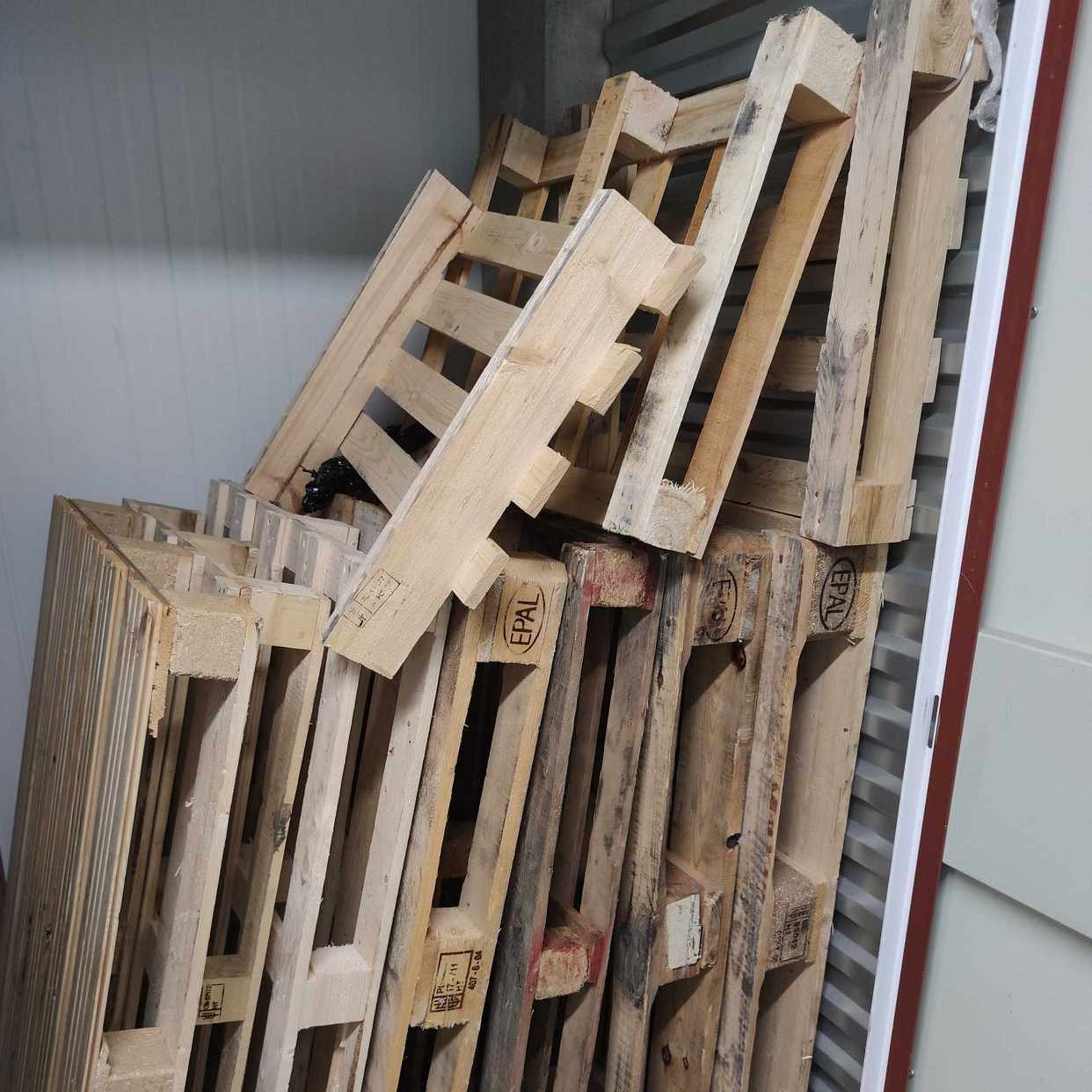 image of Kartonger, lastpallar mm - Vällingby