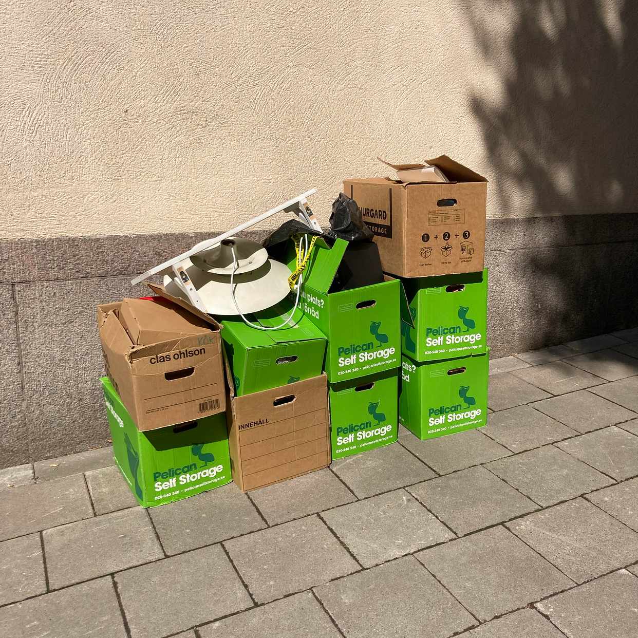 image of Kartonger med bla böcker - Stockholm
