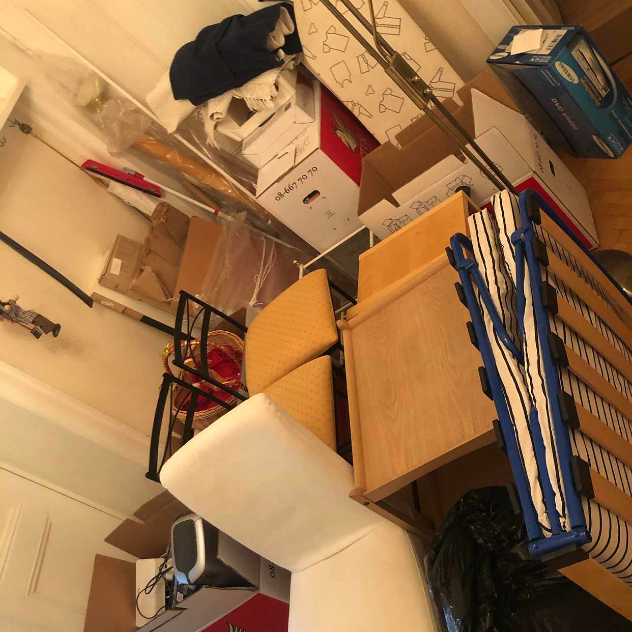 image of Diverse möbler, kartonger - Stockholm