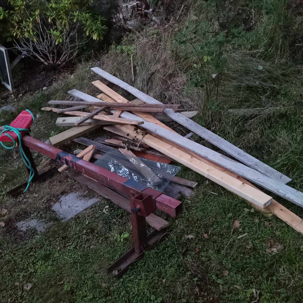 image of Gammalt trä och skräp - Trångsund