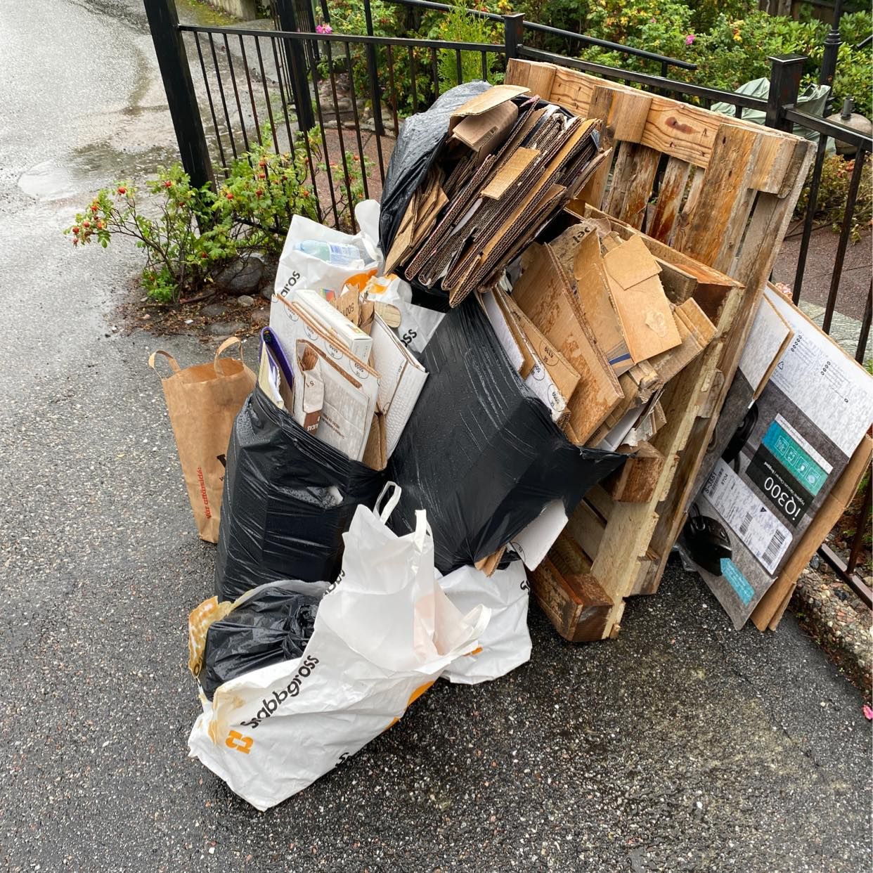 image of Cardboard. Bottles etc - Lidingö