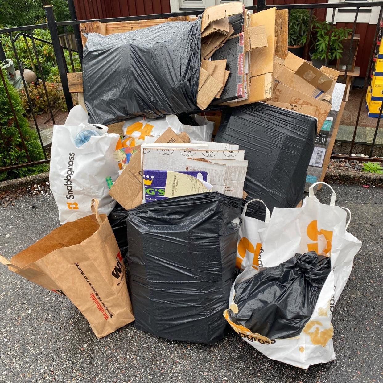 image of Cardboard. Bottles etc - Lidingö