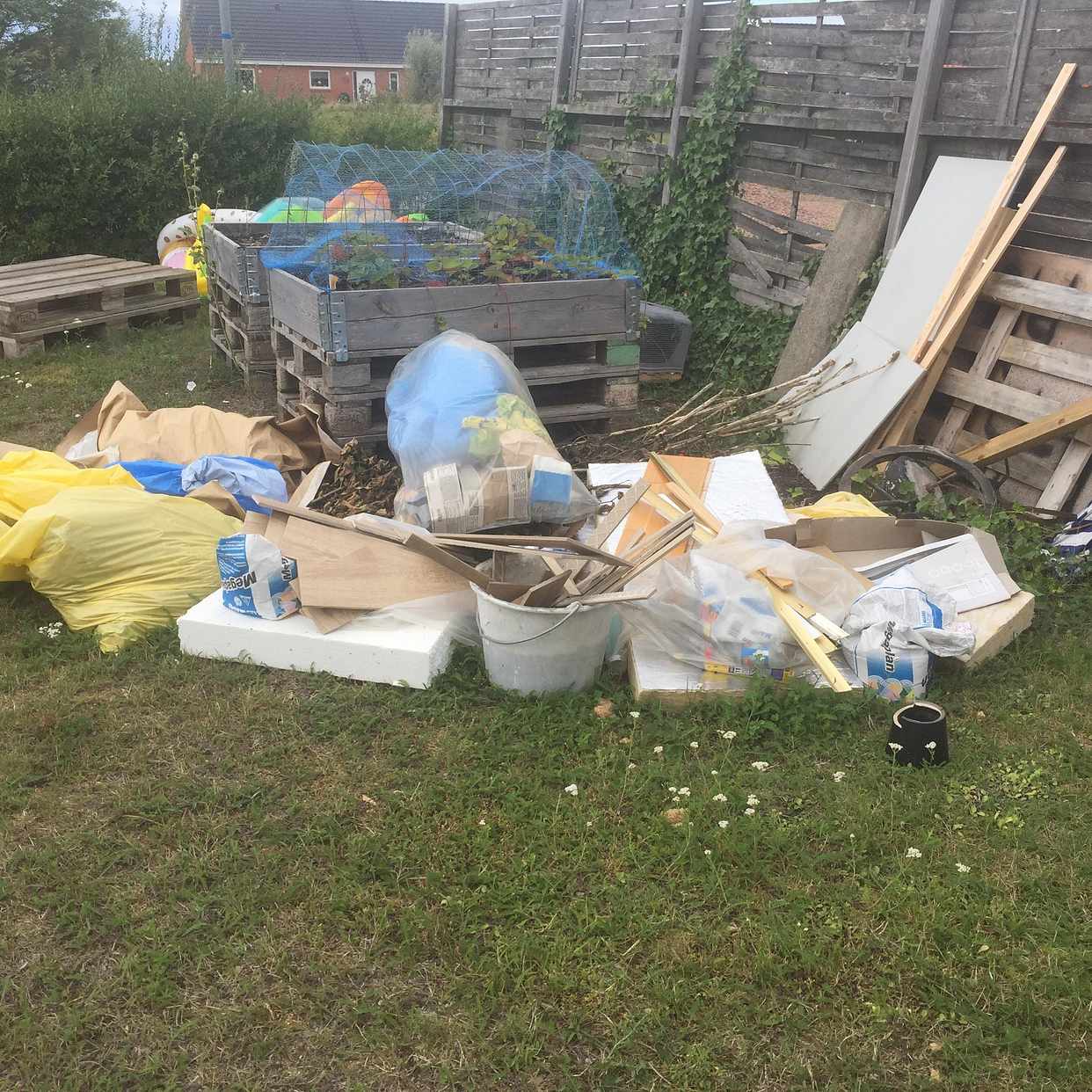 image of Byggavfall och litet bord - Vellinge