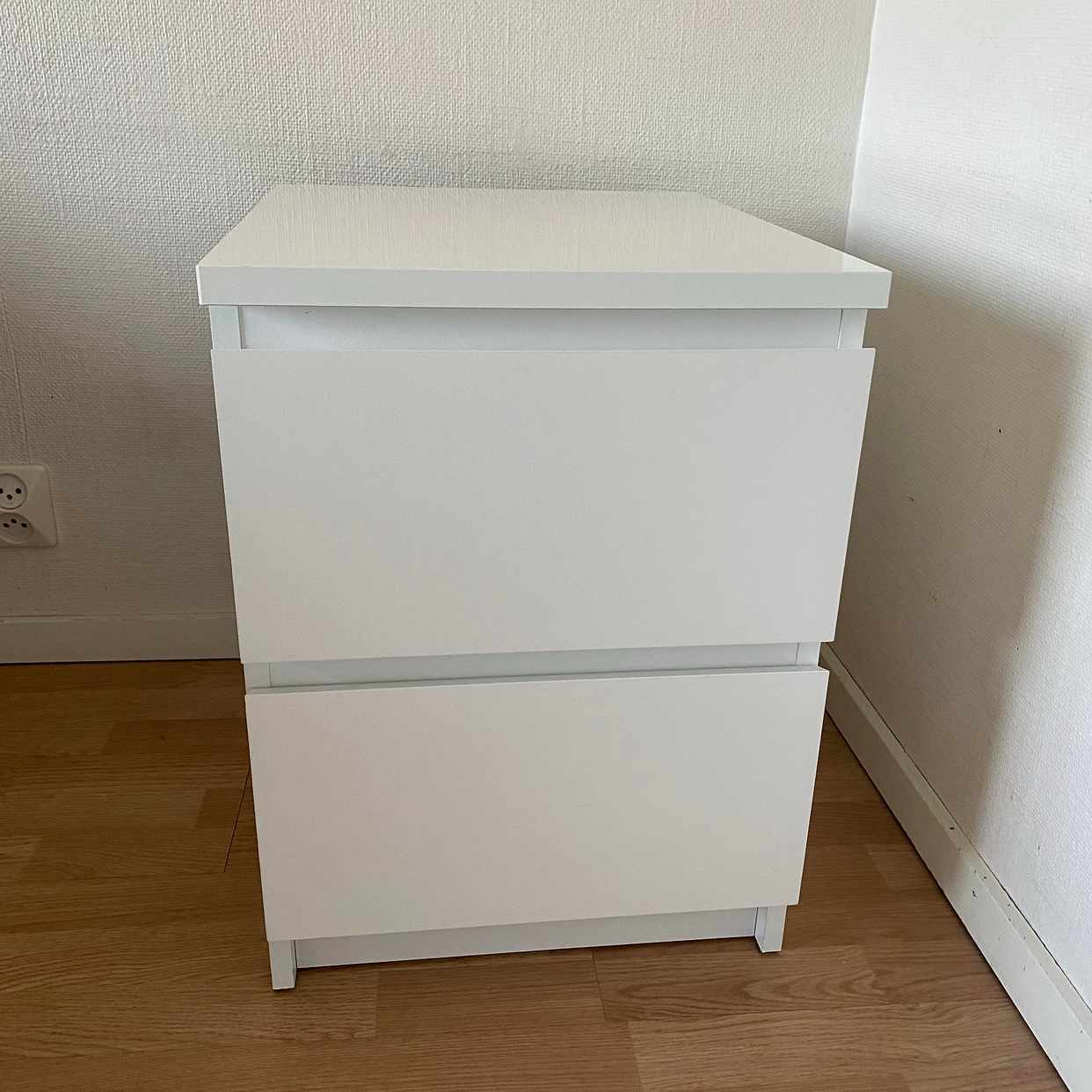 image of Ikea malm nattduksbord - Stockholm