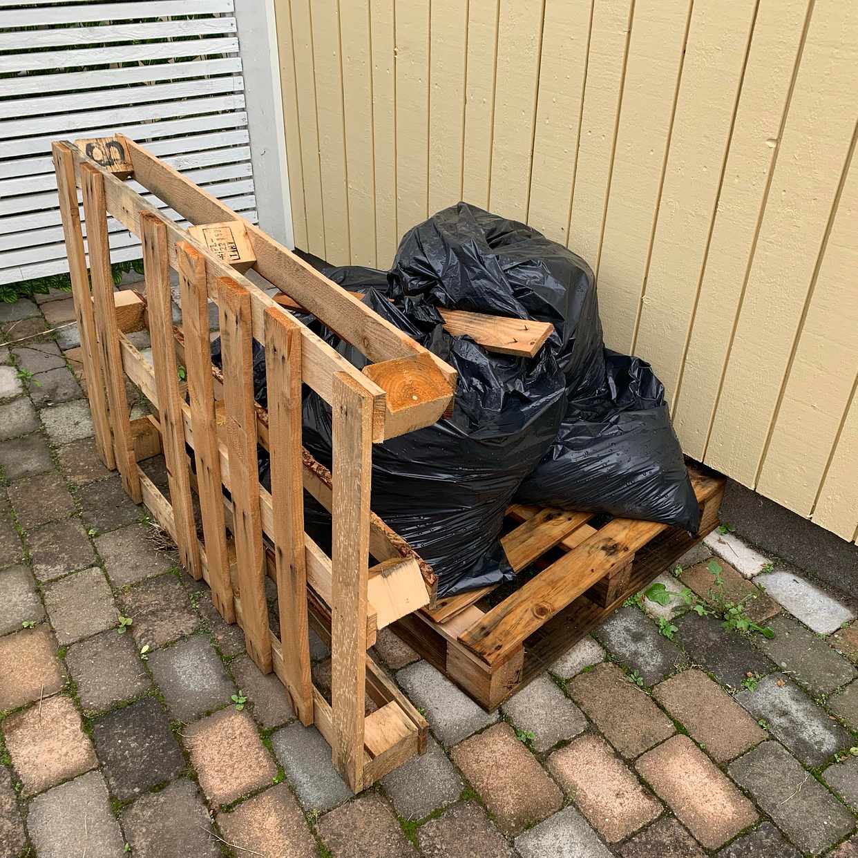 image of Garden waste and wood - Tumba