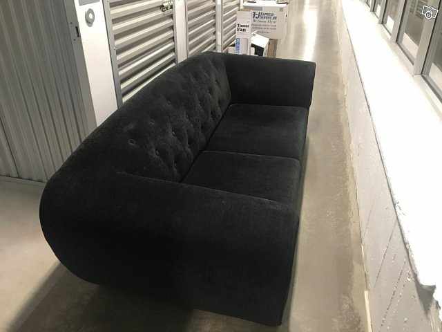 image of Bred soffa i svart sammet - 