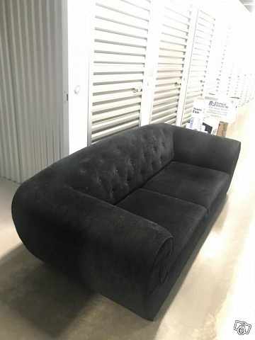 image of Bred soffa i svart sammet - 