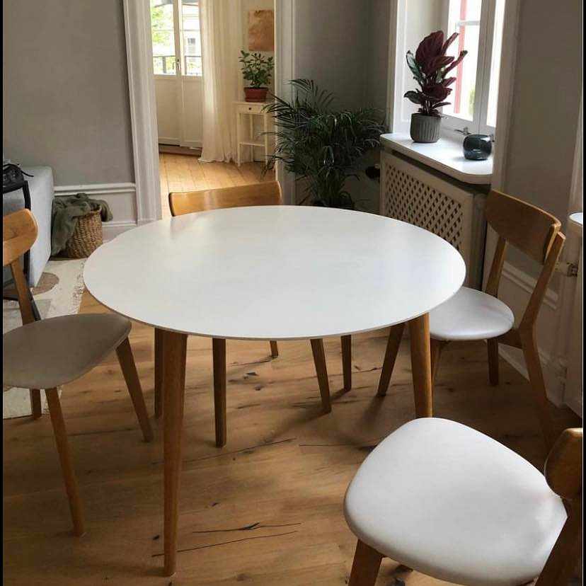 image of Hämta 4 stolar 1 bord - 