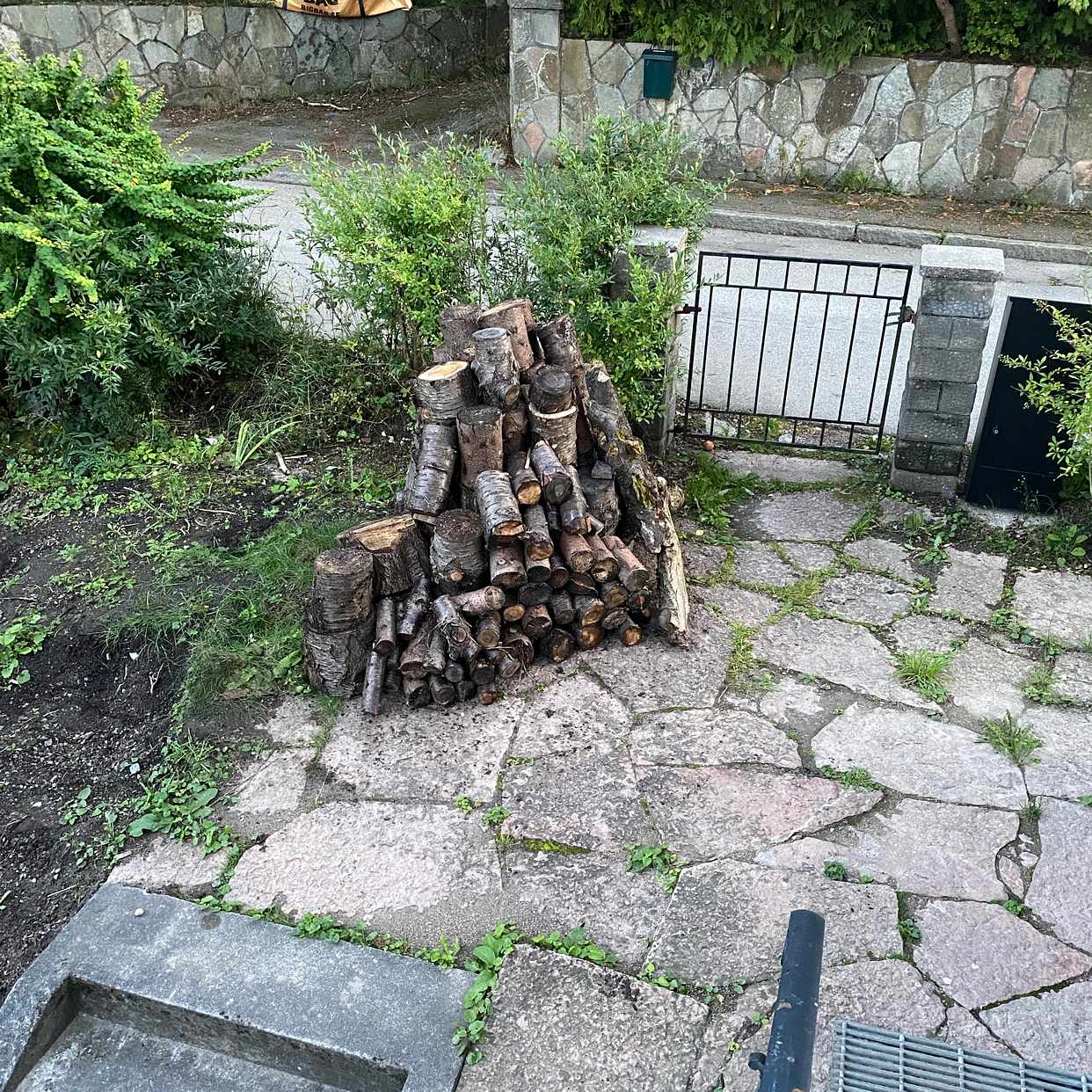 image of Vedkubbar att köra bort - Bromma