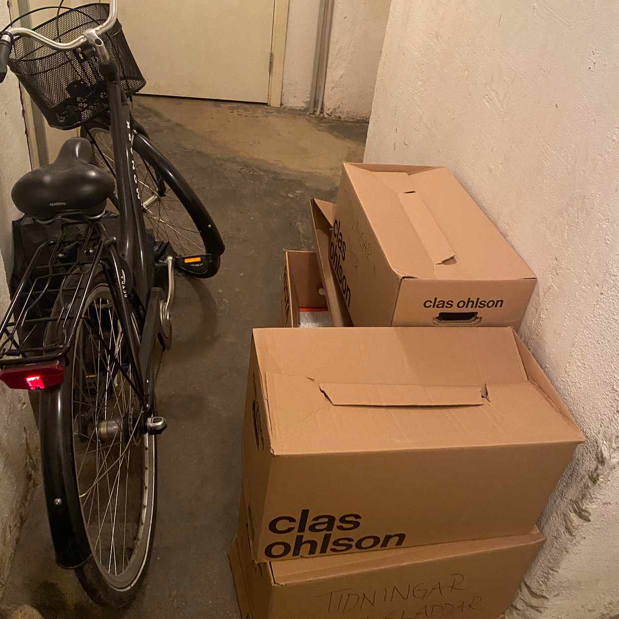 image of Kartonger och en cykel - 