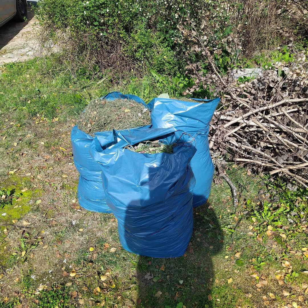 image of 3 säckar gräs och grenar - Lidingö