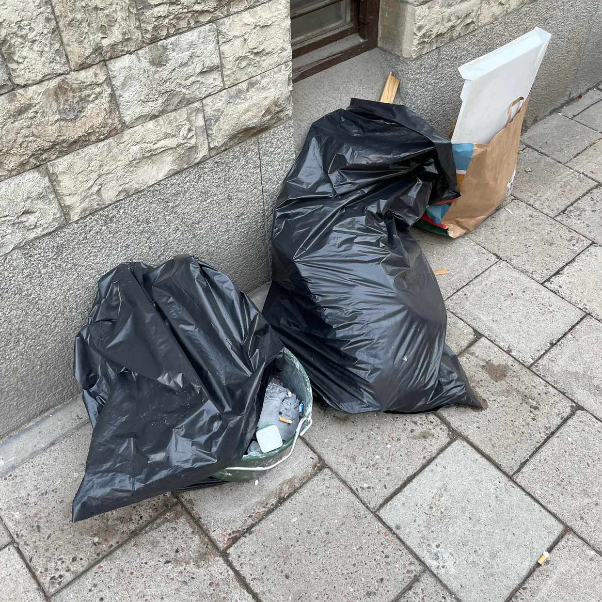 image of Kasta lite olika mqterial - Stockholm