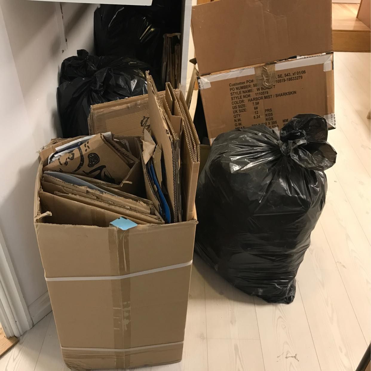 image of Kartonger och sopsäckar - Hägersten