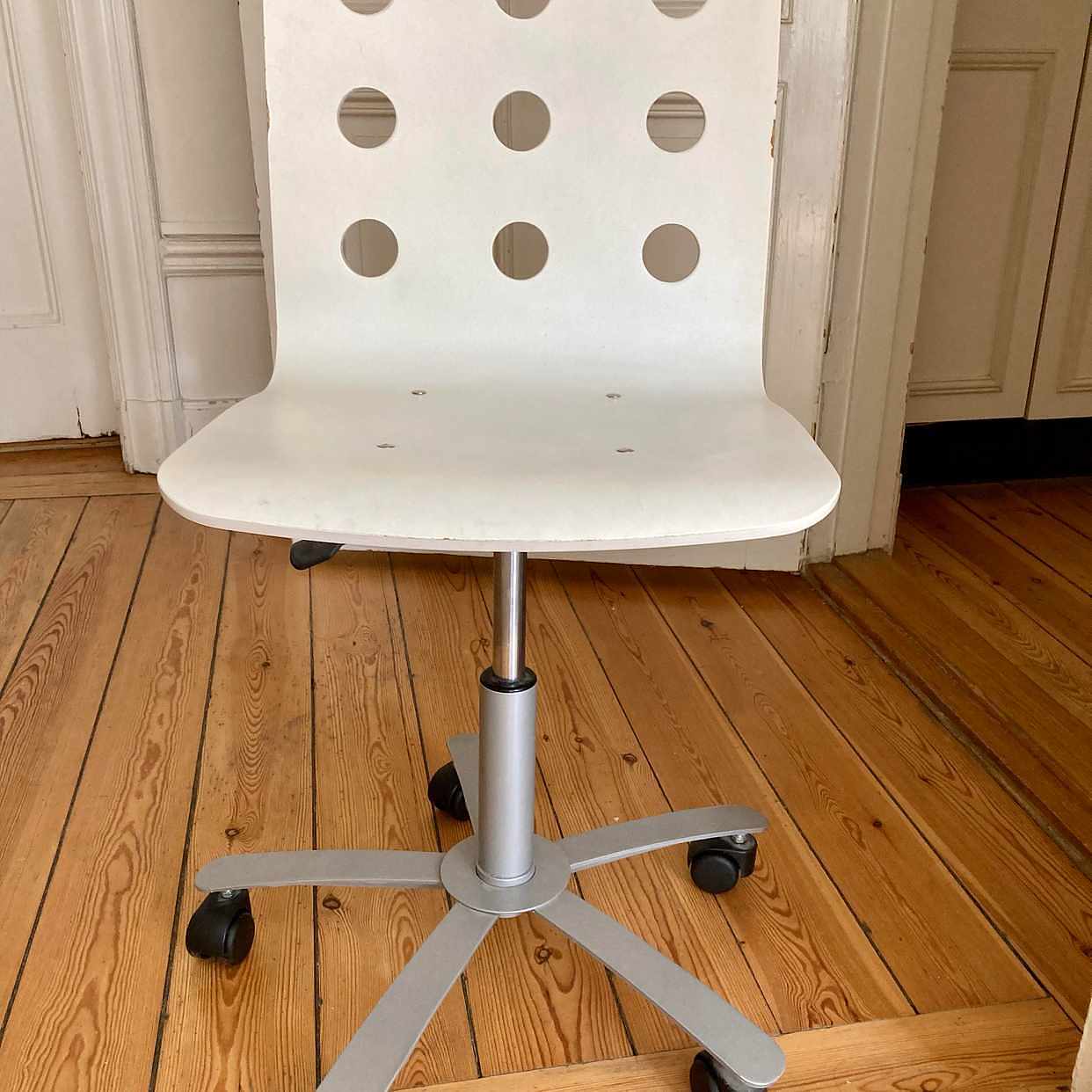 image of Skänkes stolar o byråer - 