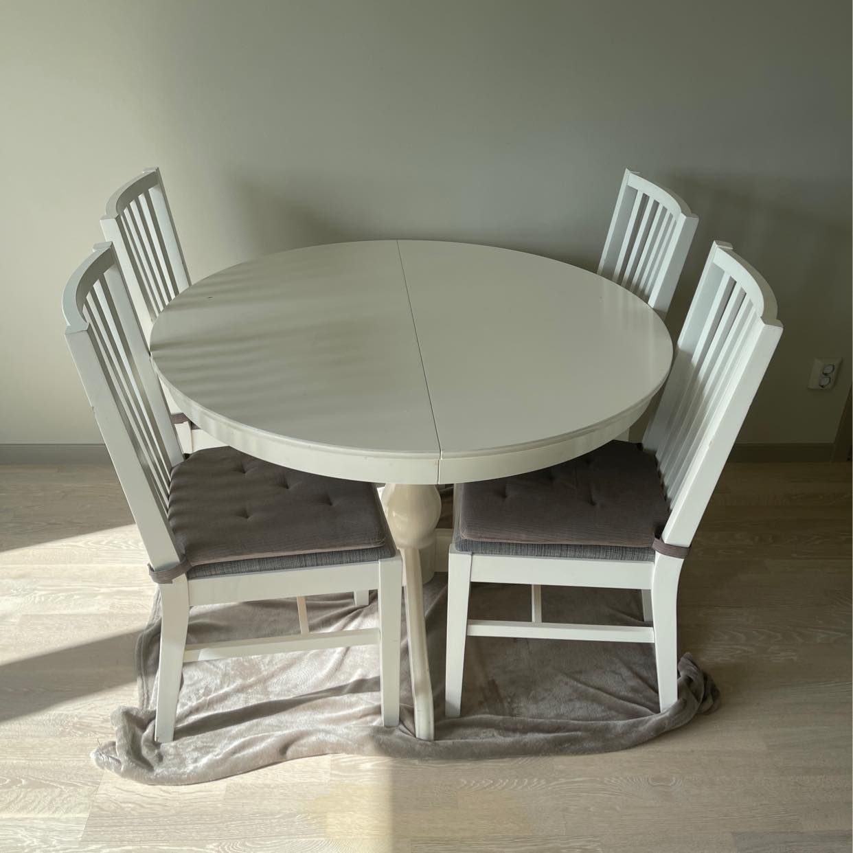 image of Flytta matbord + 2 stolar - 