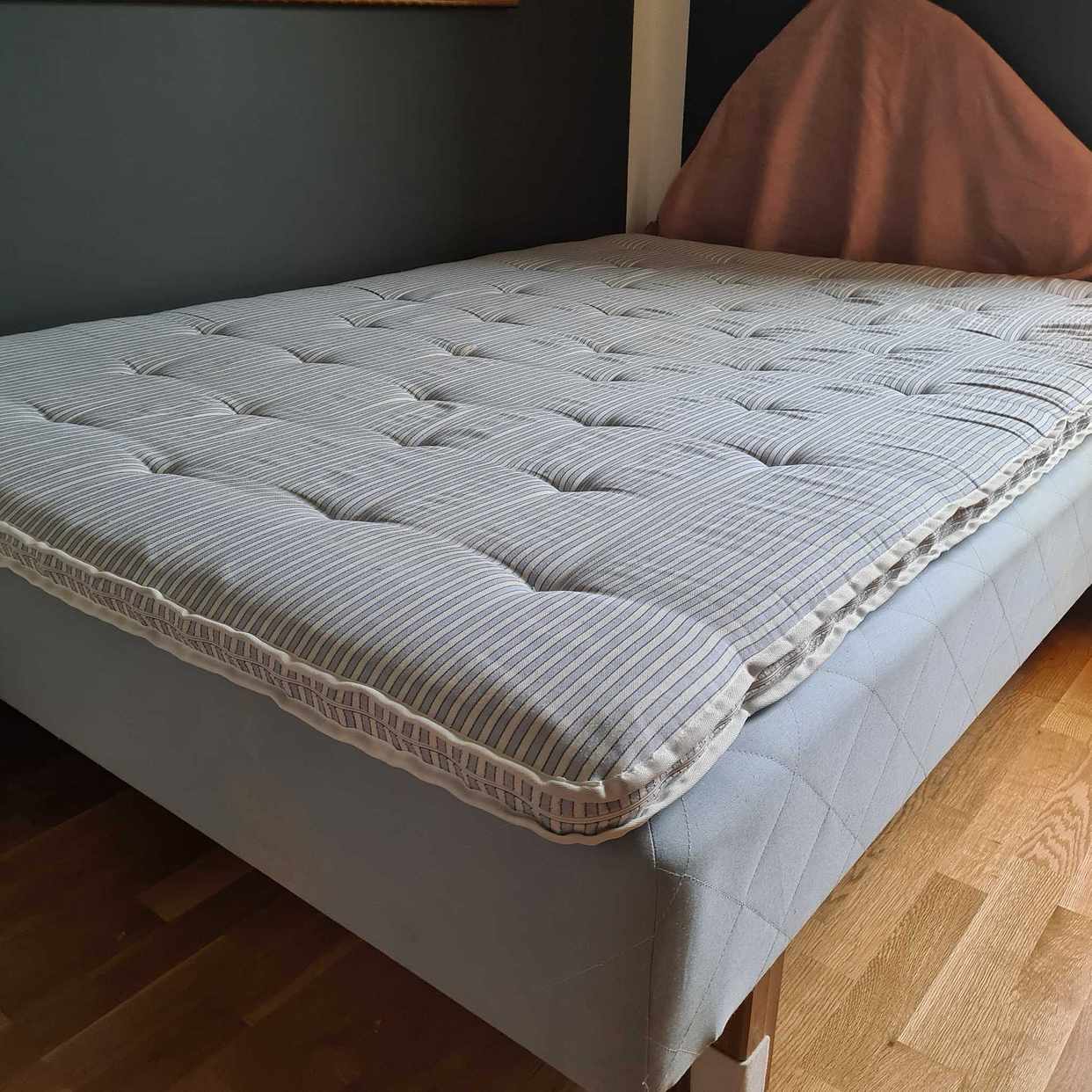 image of 140 cm säng + bäddmadrass - Täby