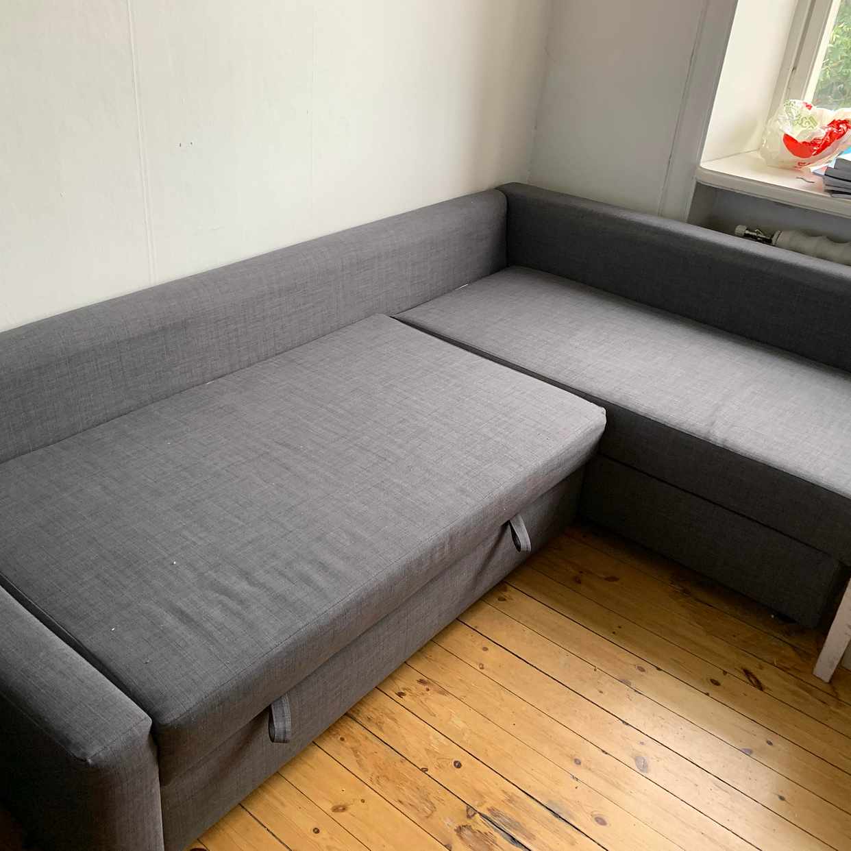 image of En soffa som ska slängas - Stockholm