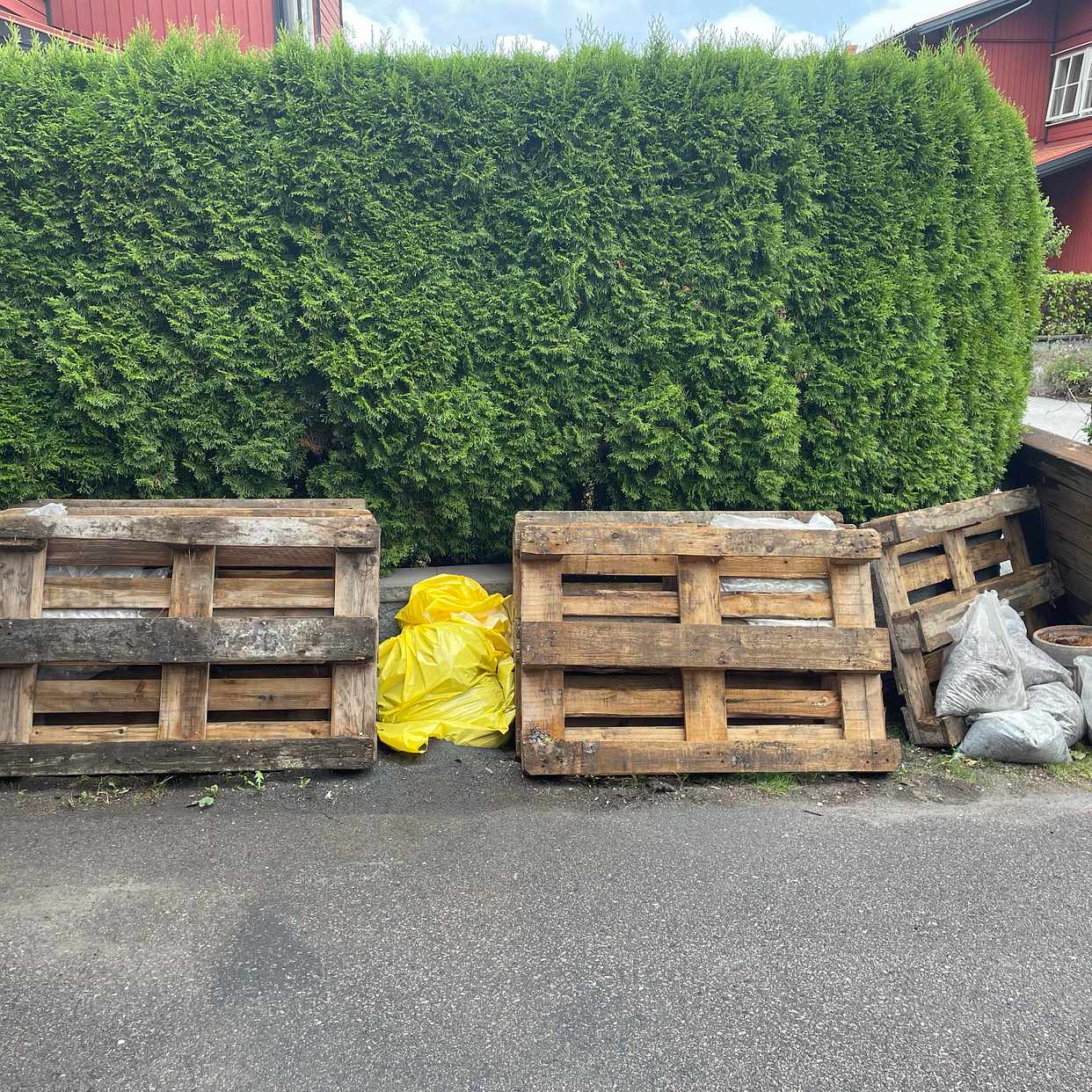 image of Pallar, grus, stenplattor - Sigtuna
