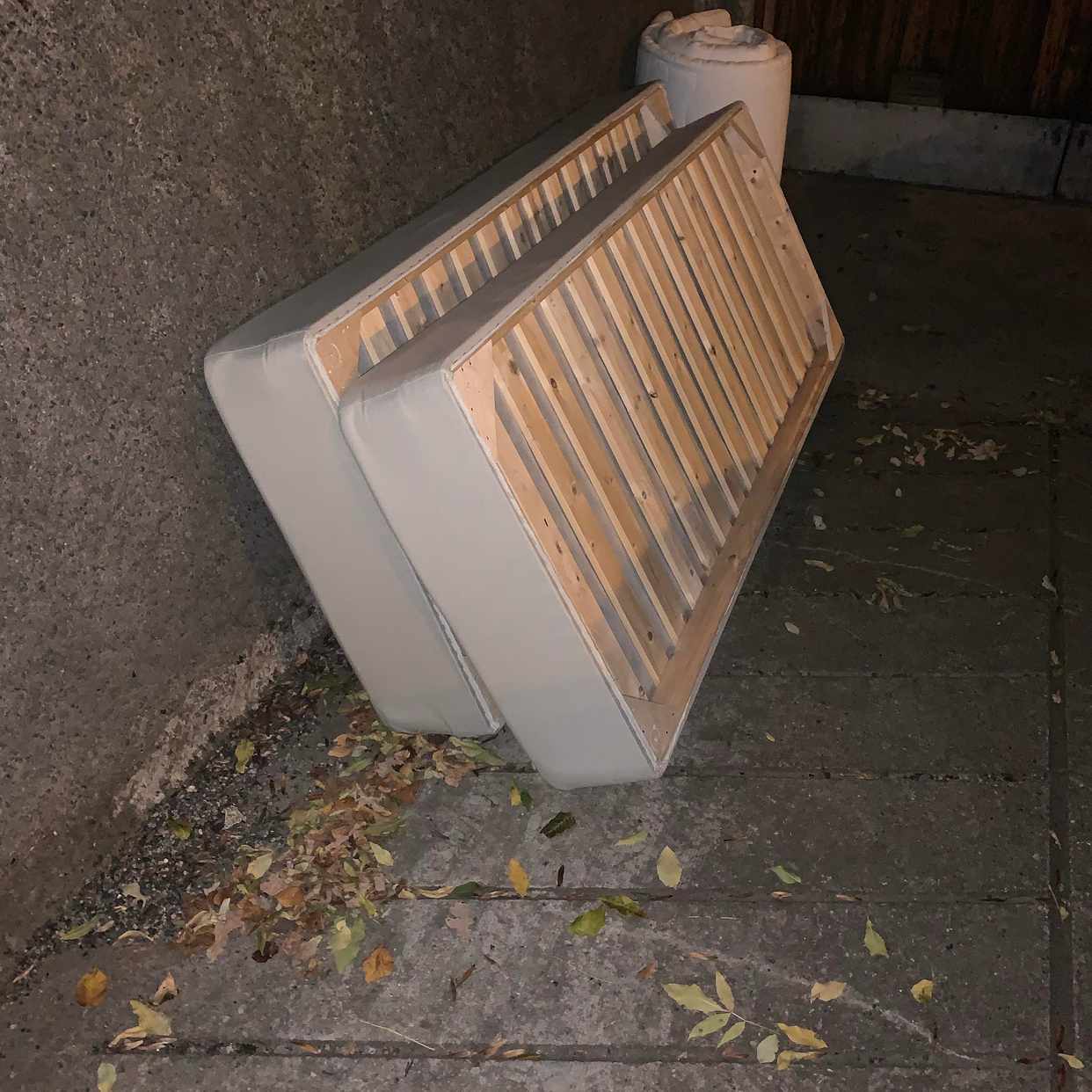 image of Slänga två 80cm sängar - Solna