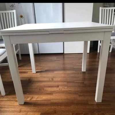 image of Ett bord med 4 stolar  - 