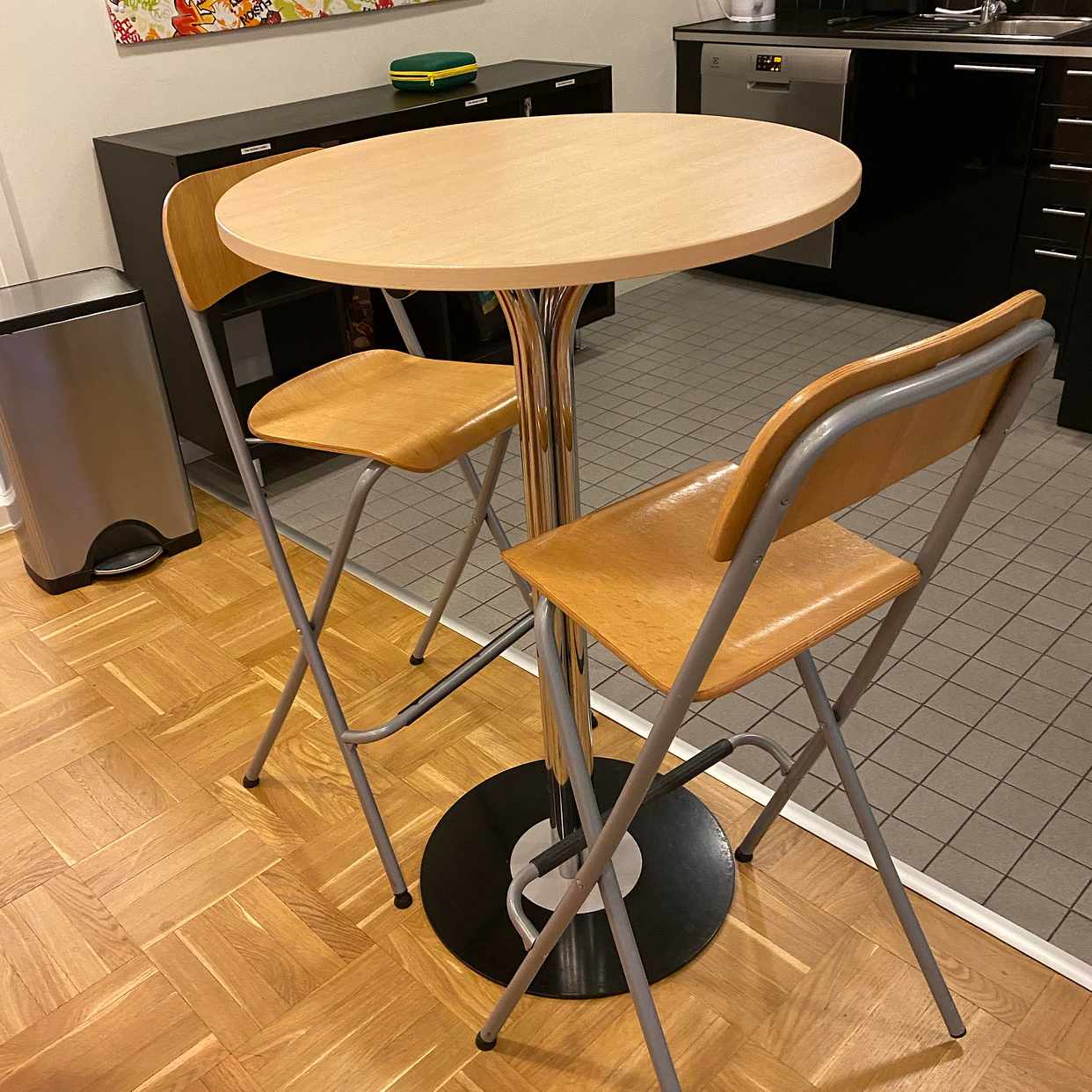 image of Två bord och två stolar - Stockholm
