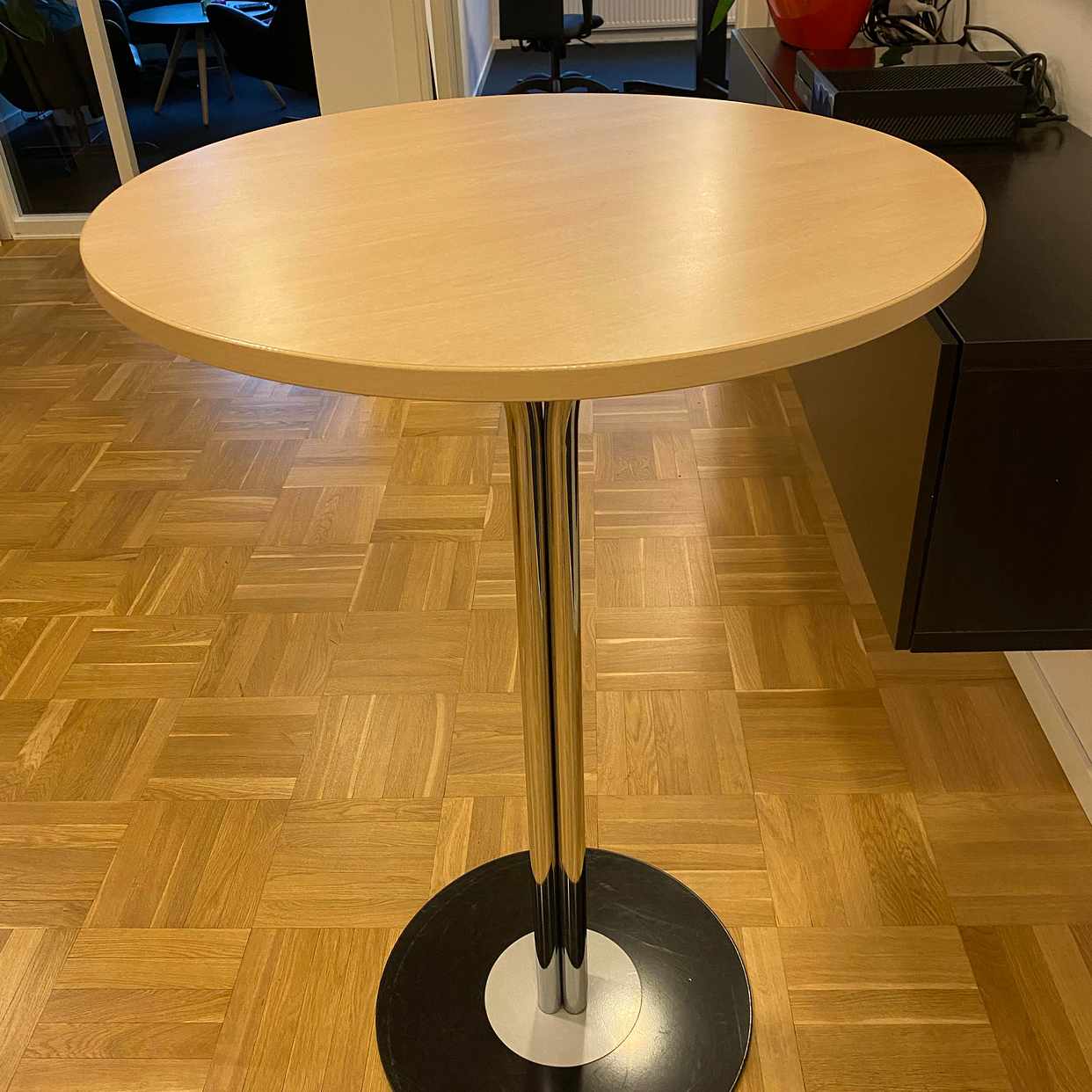 image of Två bord och två stolar - Stockholm