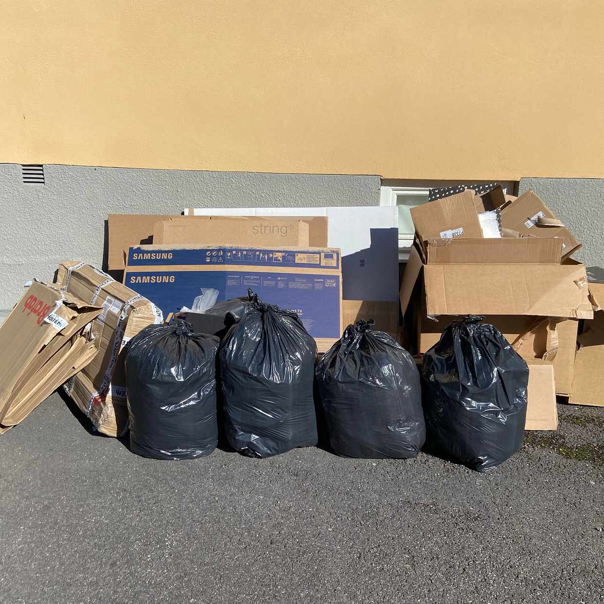 image of Kartonger och kläder - Bromma