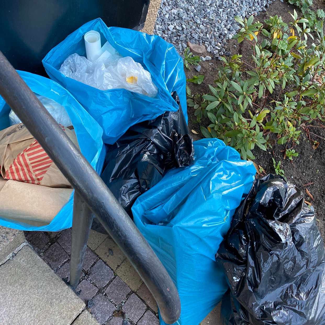 image of Papper, plast tommafärgbu - Bromma