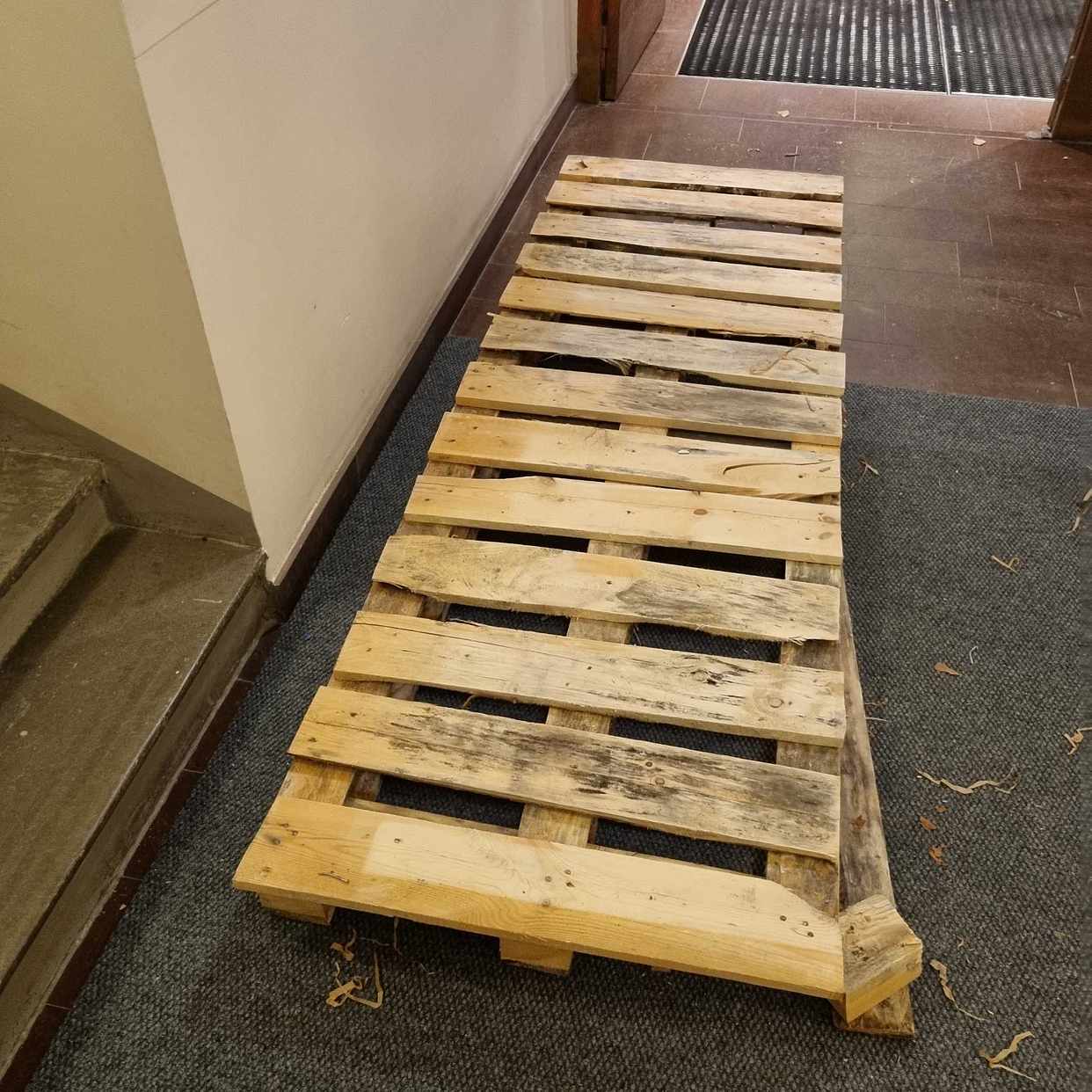 image of Pallet throw away - Stockholm
