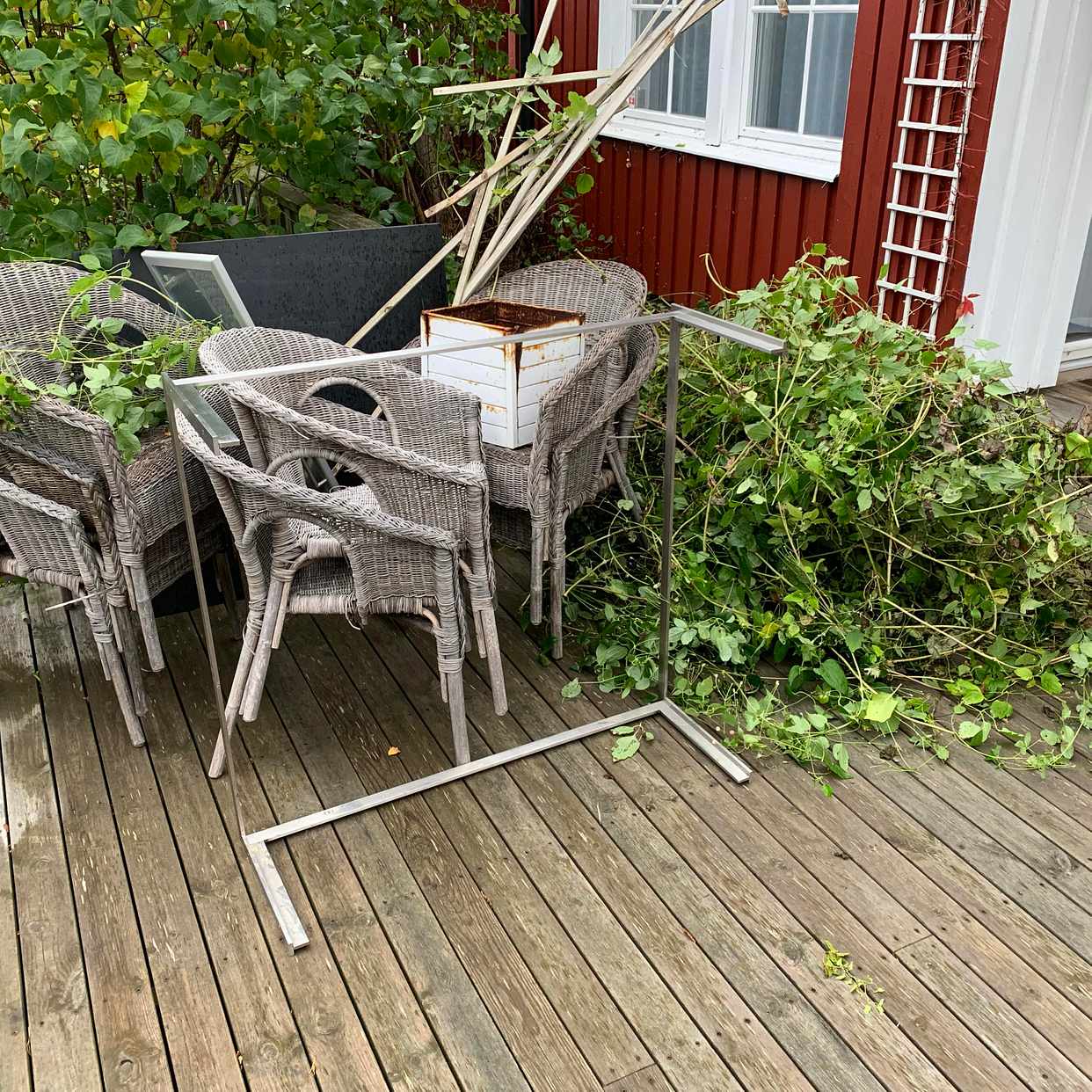 image of Stolar, stenskiva & busk - Lidingö