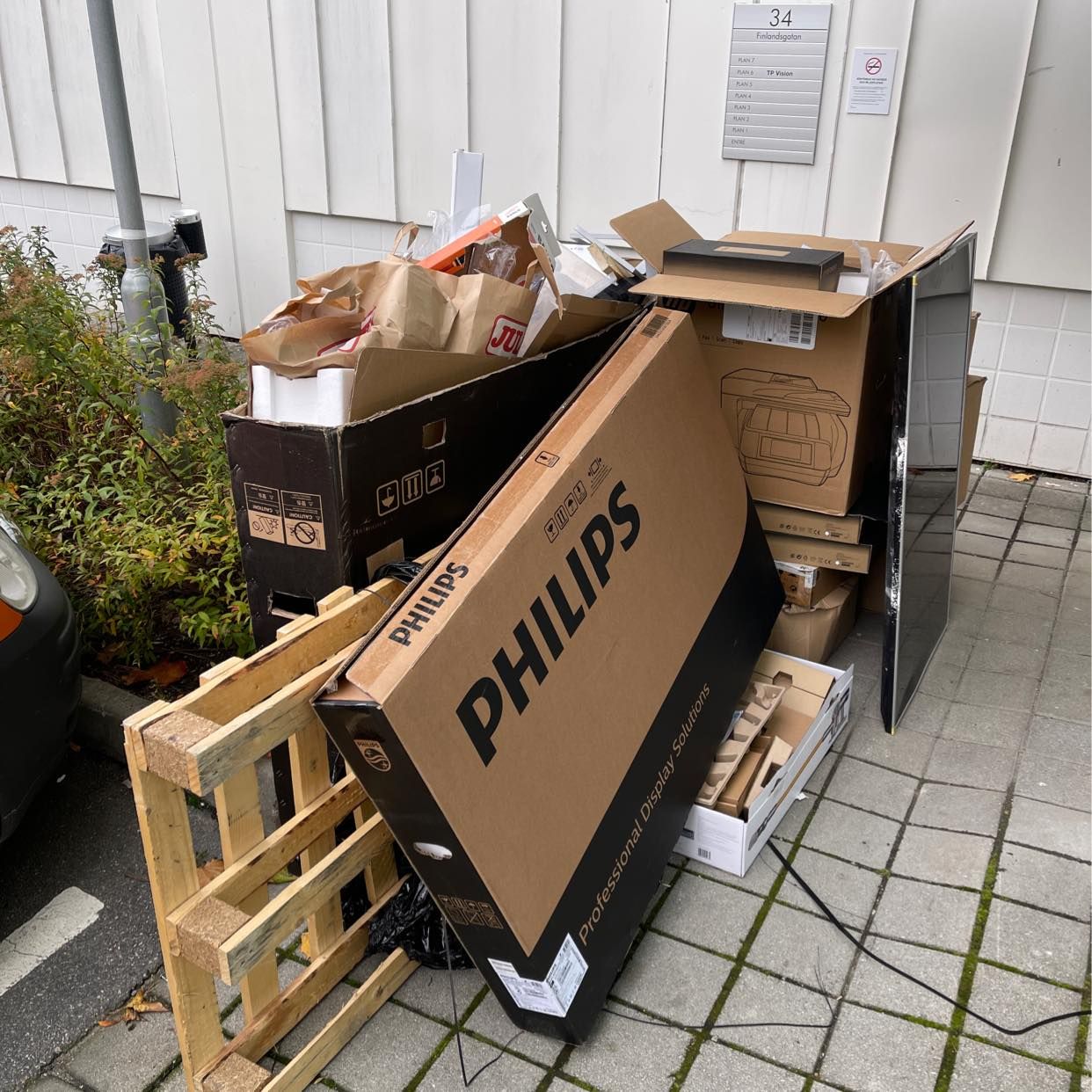 image of Kartonger pall tv - Kista