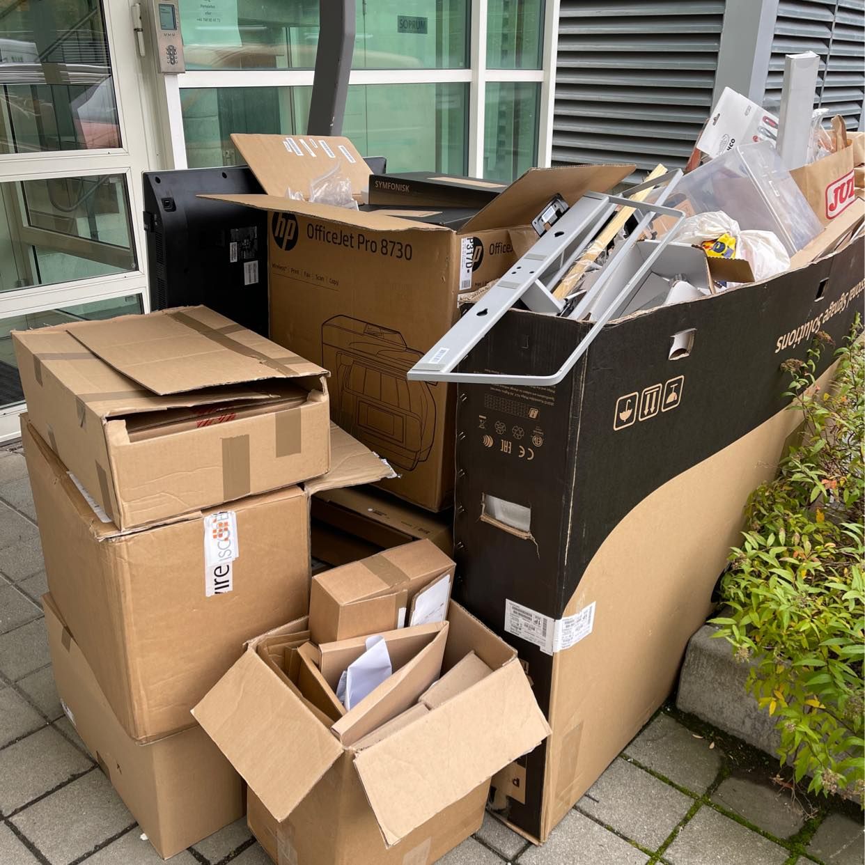 image of Kartonger pall tv - Kista