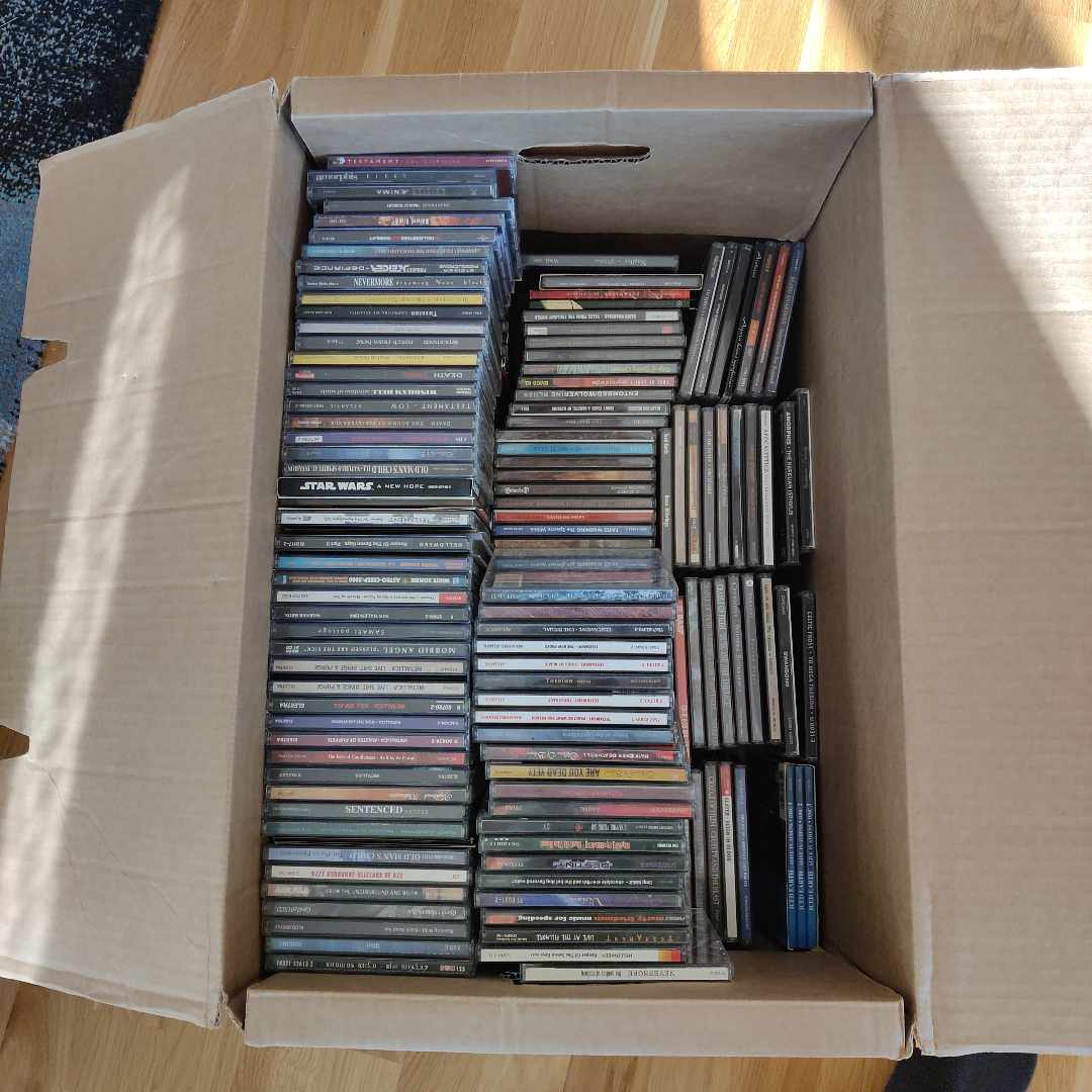 image of Låda med metal CDs - Hovås